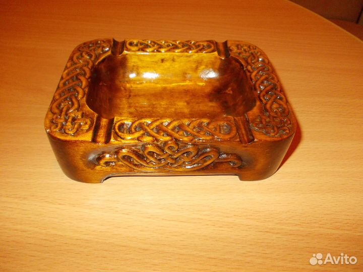 Пепельница резная