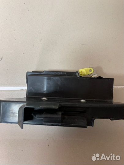 Замок боковой двери задний левый Renault Duster 2