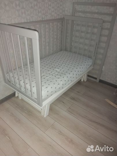 Детская кроватка с маятником