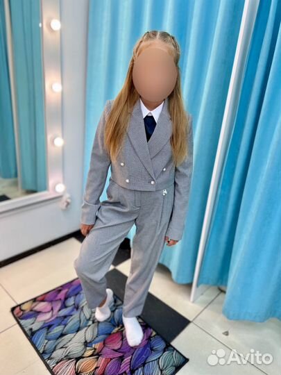 Серый брючный костюм на девочку на рост 146