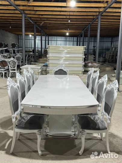 Кухонный стол и стулья новые