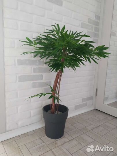 Искусственное дерево в горшке