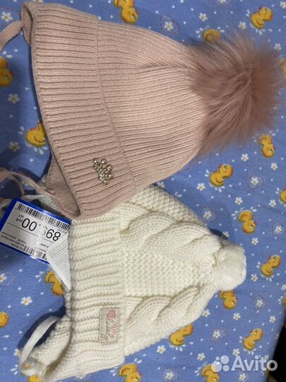 Шапки на девочку новые (зима)