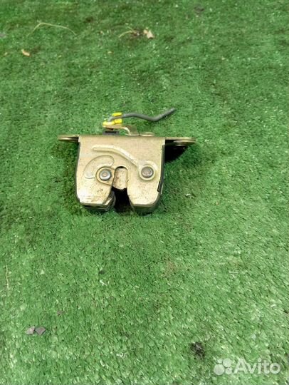 Замок багажника Mitsubishi Carisma