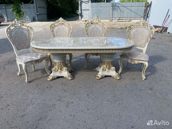 Стол и стулья