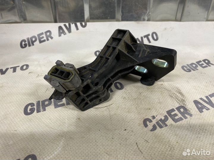 Кронштейн радиатора левый Mercedes-Benz C-Class