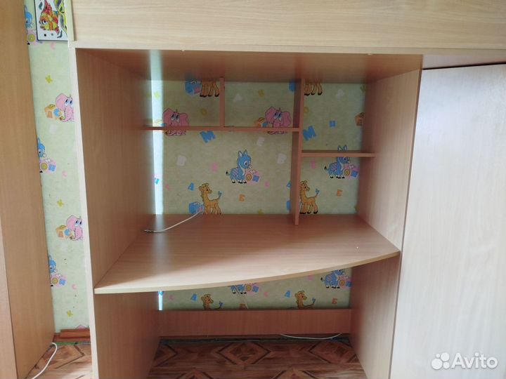 Детская кровать чердак со столом и шкафом