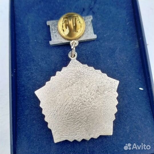 Значок почетный машиностроитель