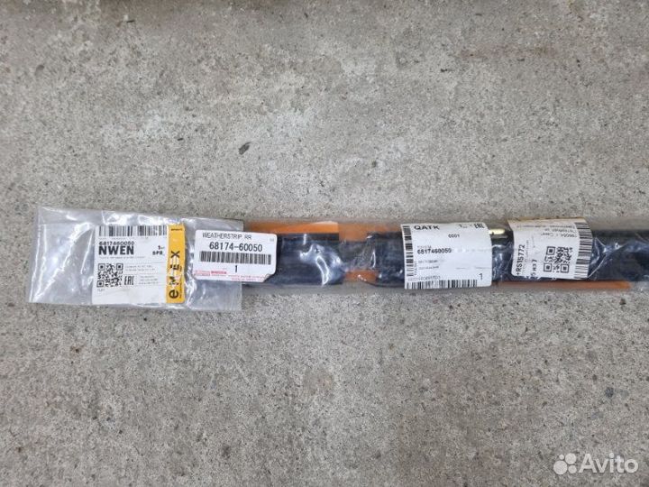 Уплотнитель стекла двери задний левый Toyota Land