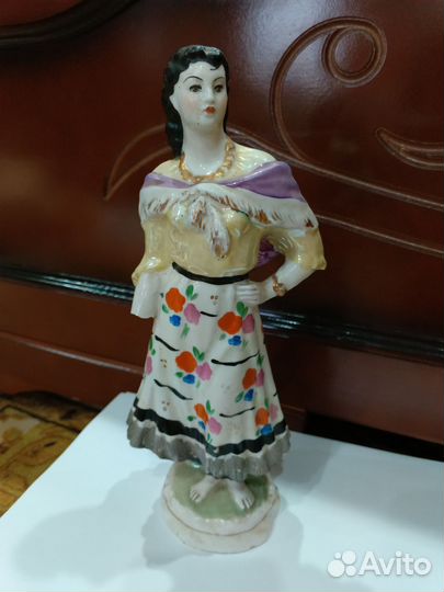Фарфоровая статуэтка цыганка Земфира СССР