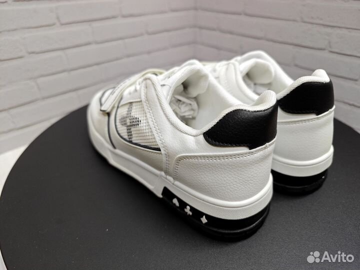 Бело-чёрные кроссовки женские 38 размер 24 см