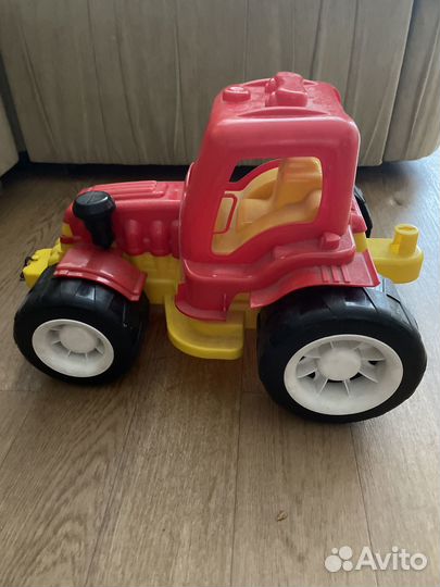 Трактор большой