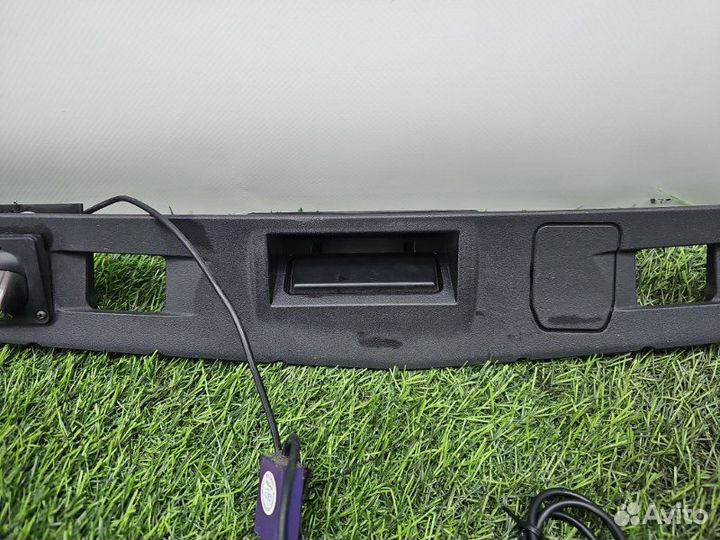 Накладка крышки багажника Mercedes-Benz E-Class