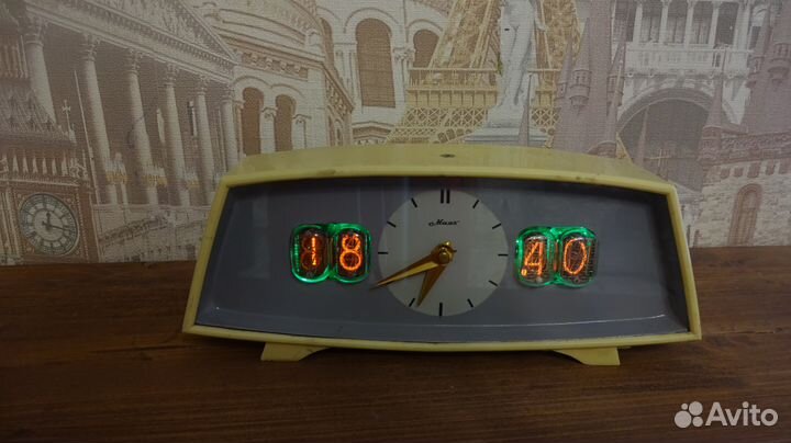 Ретро часы. неоновые индикаторы. механика тикает