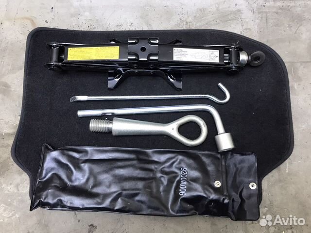 Домкрат и набор инструментов лансер 10 lancer x