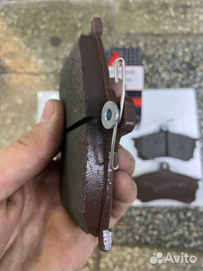 Колодки тормозные передние Mitsubishi Carisma