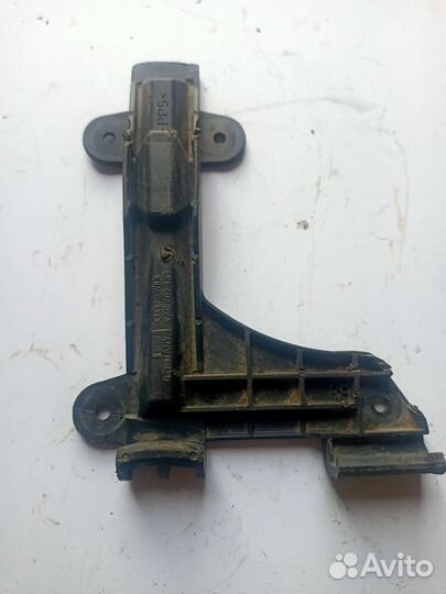 Кронштейн бампера задний левый Audi 80 B4 ABC 1994