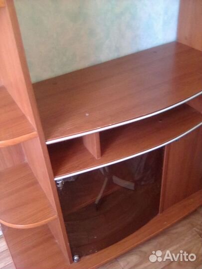 Полка под аппаратуру. В низу стеклянный бар