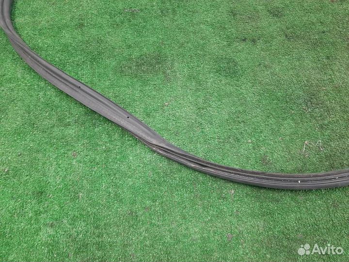 Уплотнитель двери багажника Mercedes Benz E-class