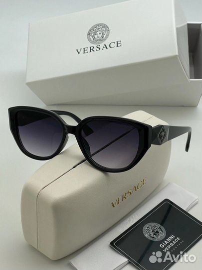 Солнцезащитные очки Versace