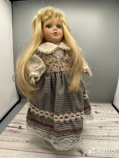 Кукла фарфоровая