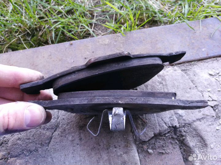 Передний левый тормозной суппорт +диск +колодки фо