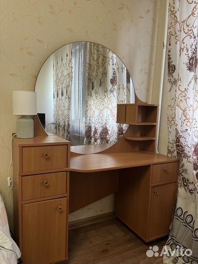 Туалетный столик с зеркалом