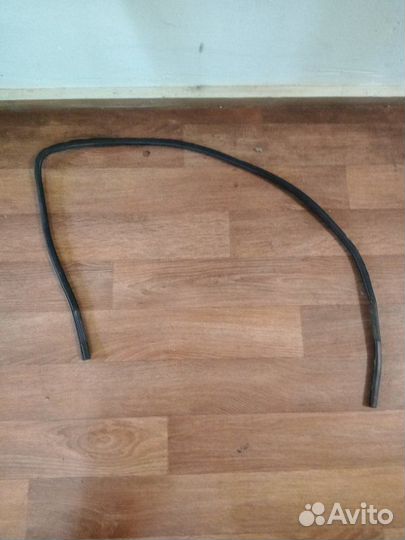 Уплотнитель стекла двери передний левый Volkswagen