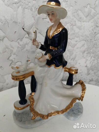 Фарфоровые статуэтки. Дамы
