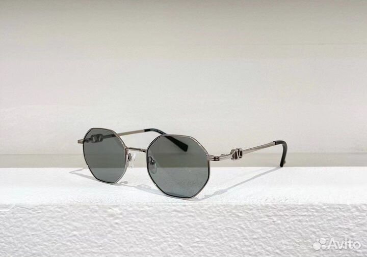 Солнцезащитные очки valentino с цепочкой