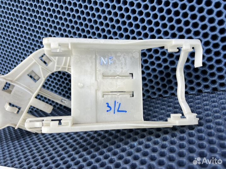 Крепление замка двери Touareg NF FL задней левой