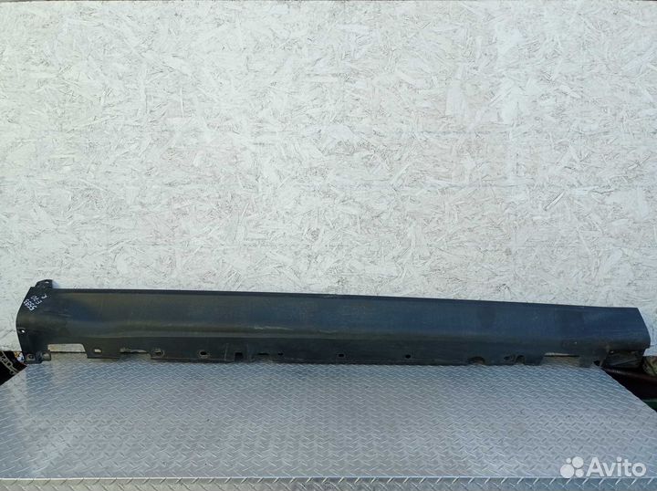 Б/У Порог пластиковый правый Дефект на фото