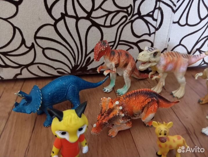Пакет игрушек. Динозавры, Лео и другие