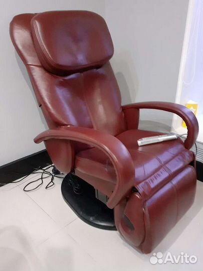 Кожаное кресло массажно - педикюрное