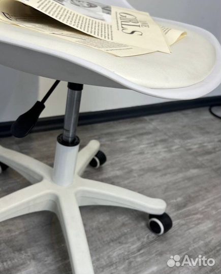 Стул кресло на колесиках eames