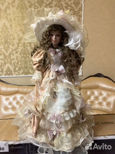 Кукла фарфоровая
