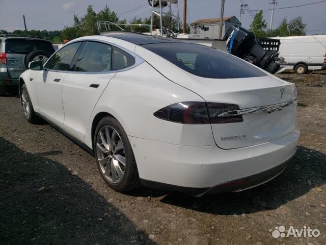 В разборе Tesla Model S 2014 год