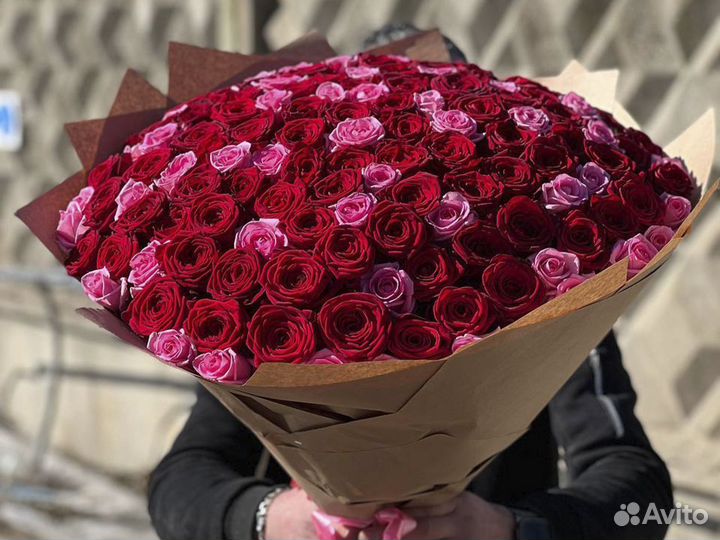 Букет из Гипсофилы живые цветы Розы Ромашки