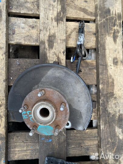 Правый поворотный кулак mitsubishi lancer 10