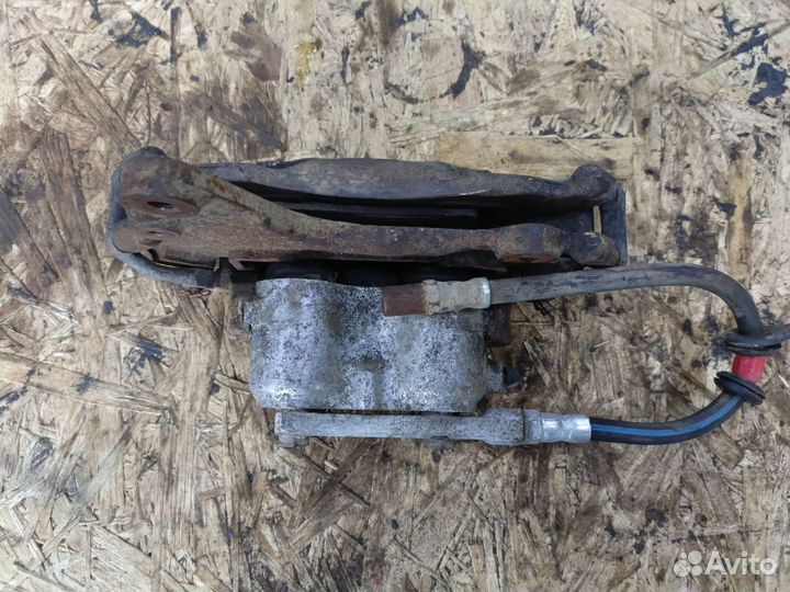 Передний левый тормозной суппорт Ваз Нива 21214