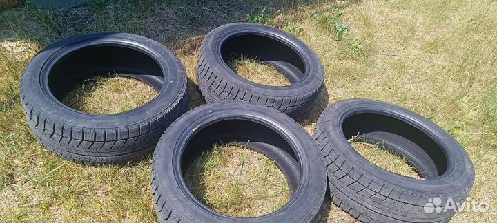 Bridgestone Blizzak VRX 235/45 R17 97S