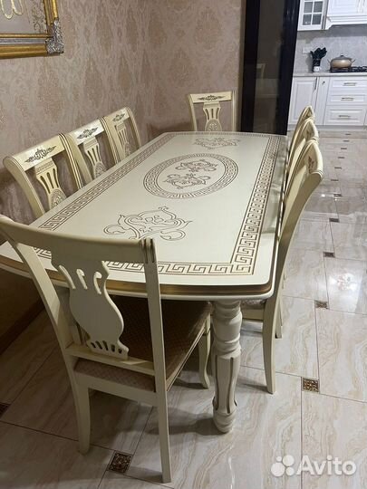 Стол обеденный и стулья