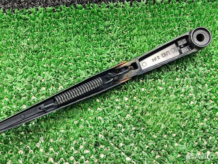 Поводок стеклоочистителя правый Nissan Pathfinder