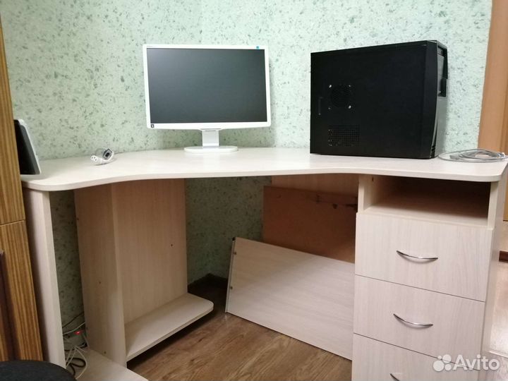 Угловой компьютерный стол