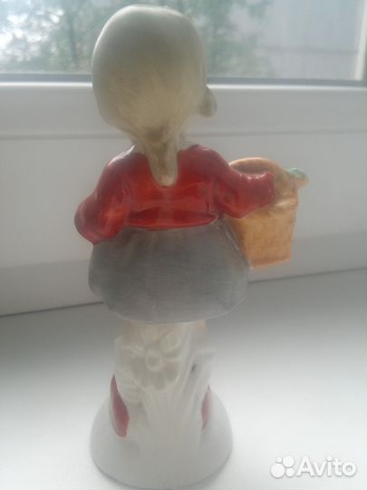 Довоенная статуэтка Девочка с корзинкой