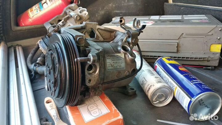 Компрессор кондиционера Subaru 73111FE030