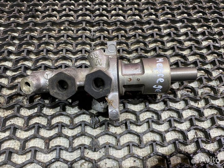 Главный тормозной цилиндр Мерседес