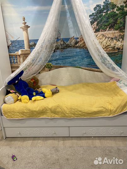 Детская кровать и шкаф