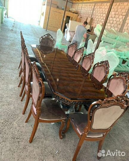 Стол и стулья