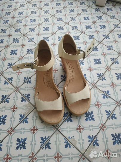 Босоножки Uggs новые